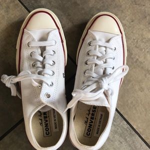 White Canvas Low Top Converse ❤️